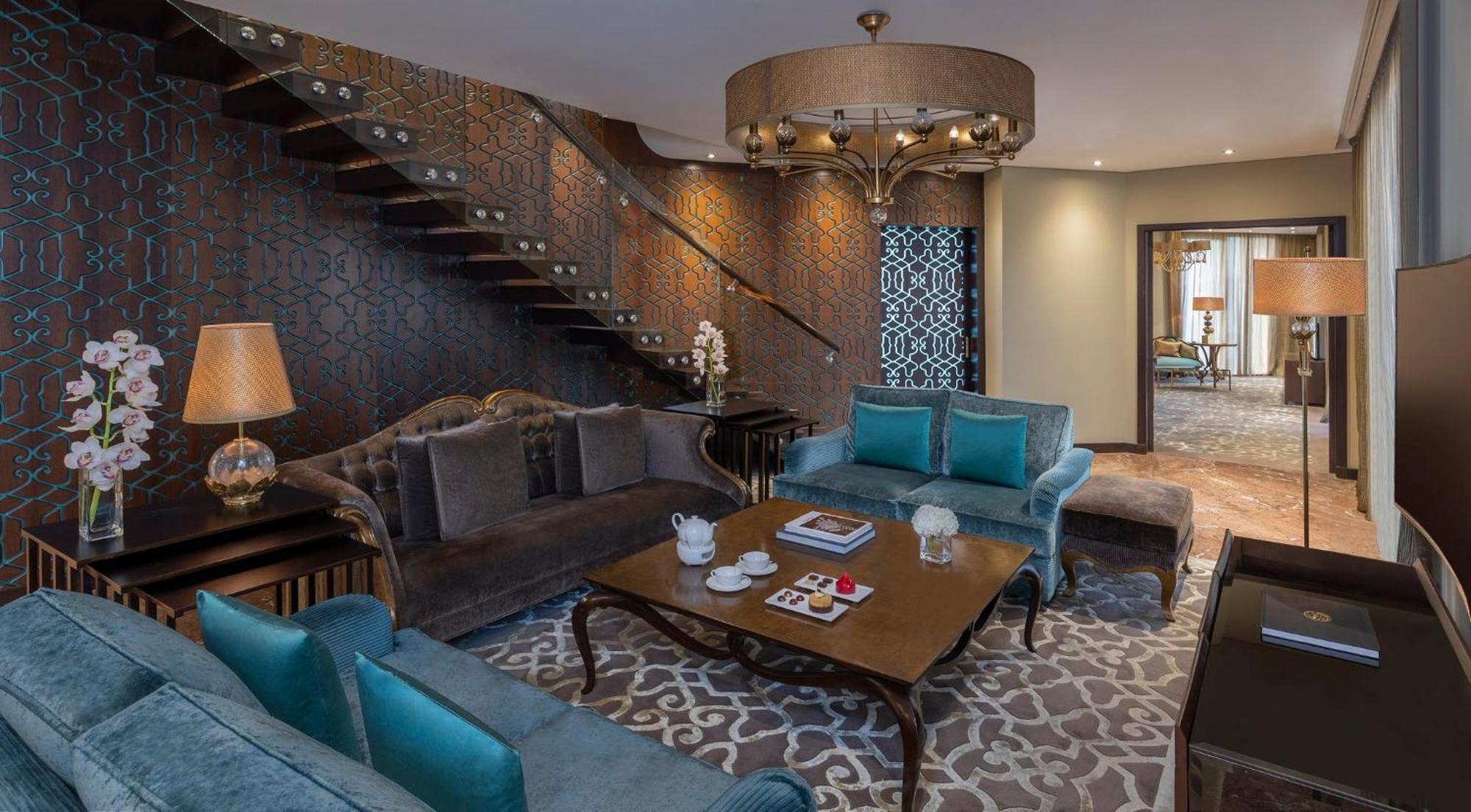 Mandarin Oriental Al Faisaliah, ריאד מראה חיצוני תמונה A living room in a suite at the Jumeirah Emirates Towers Hotel