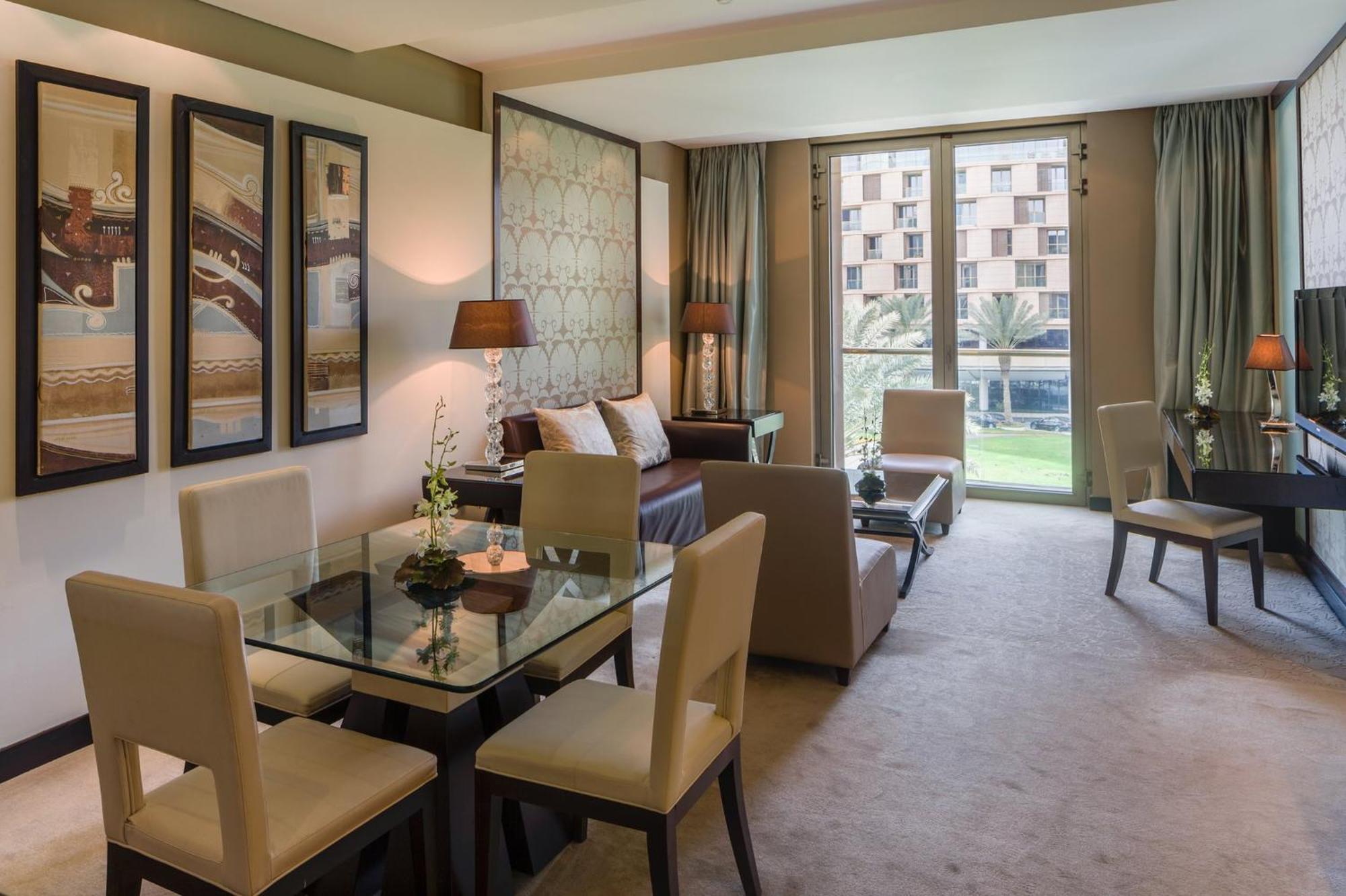 Mandarin Oriental Al Faisaliah, ריאד מראה חיצוני תמונה A living room at the Ritz-Carlton, DIFC