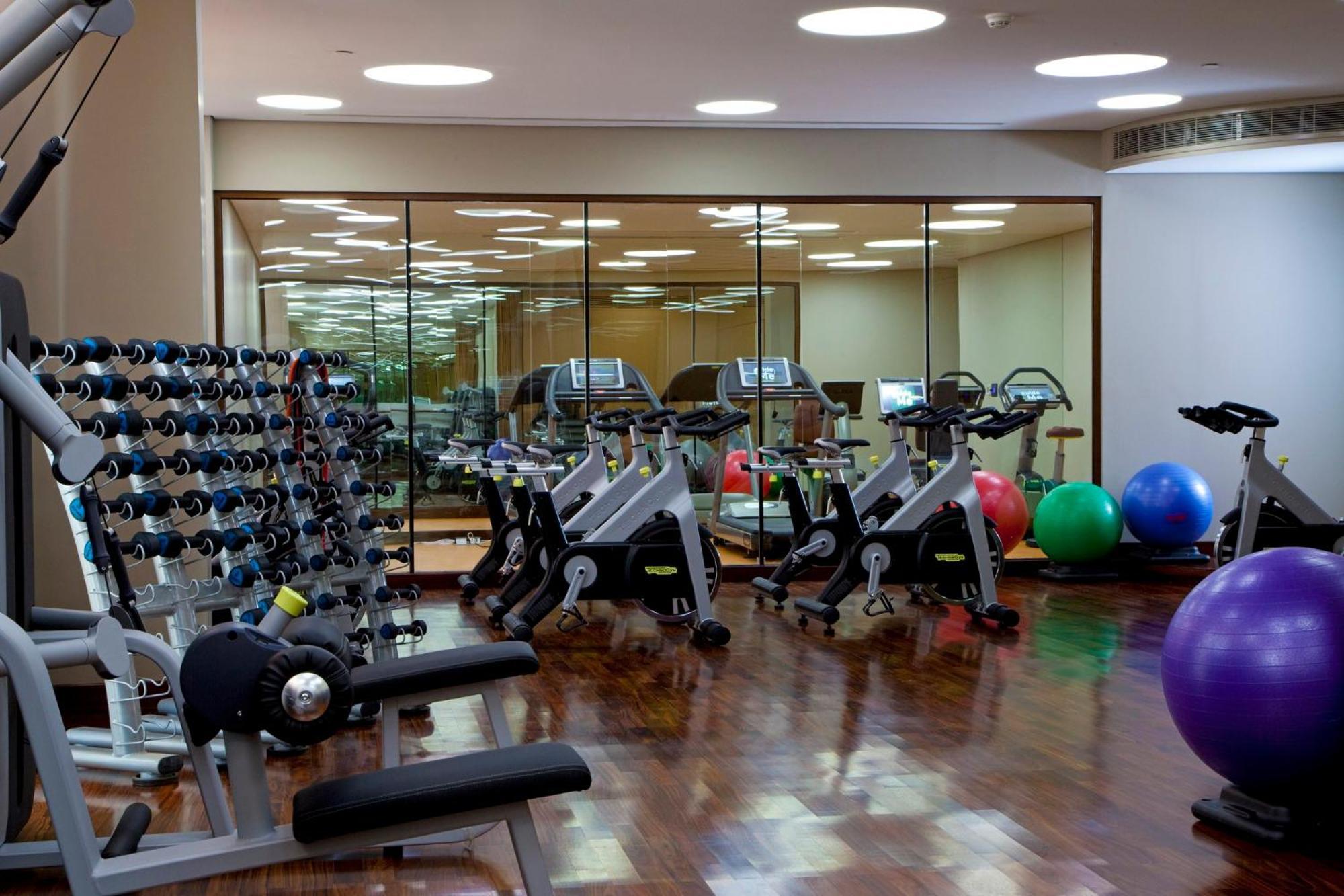 Mandarin Oriental Al Faisaliah, ריאד מראה חיצוני תמונה The gym at the Four Seasons Hotel, London